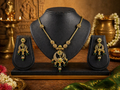 Gold-colour necklace set with green accents